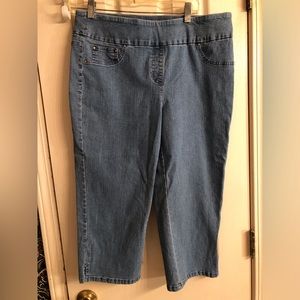 Ruby Roads size 12 light blue distressed cropped jeans